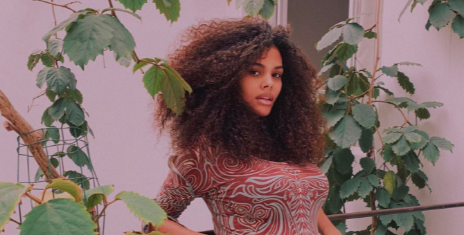 Тина Кунаки во время беременности повторила образ своей матери