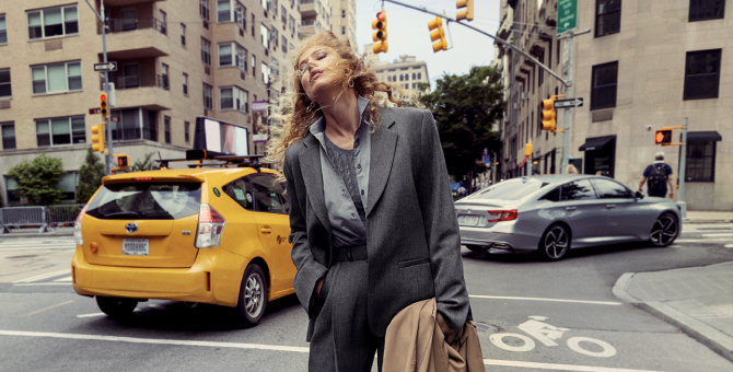 Ракель Циммерман гуляет по Нью-Йорку в новой кампании Totême