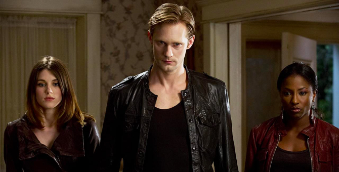 Создатель «Ривердэйла» займется перезапуском сериала о вампирах «Настоящая кровь»