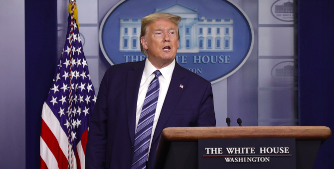 Дональд Трамп подписал указ о временном прекращении выдачи грин-карт