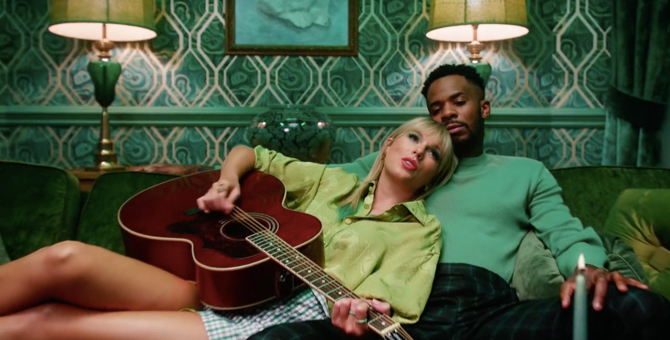 Тейлор Свифт празднует Рождество и плавает в аквариуме в видео на песню «Lover»