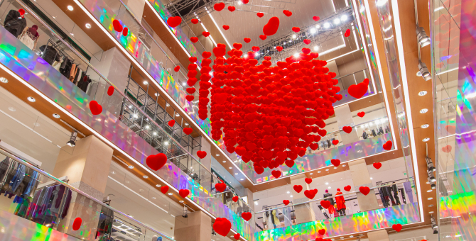 В атриуме ЦУМа появилась праздничная инсталляция к 14 февраля