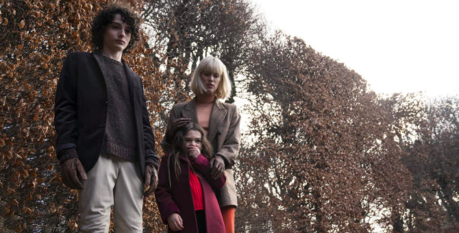 Вышел трейлер хоррора «Поворот» с Финном Вулфхардом и Маккензи Дэвис