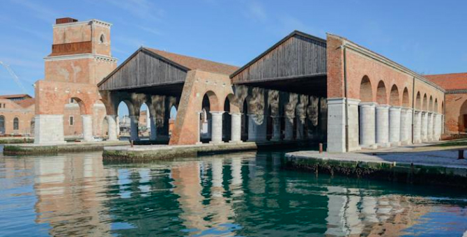 Valentino спонсировал театральный фестиваль Венецианской биеннале