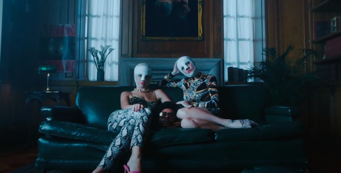 The Weeknd выпустил клип на трек «Too Late» — с виллой и девушками в бинтах