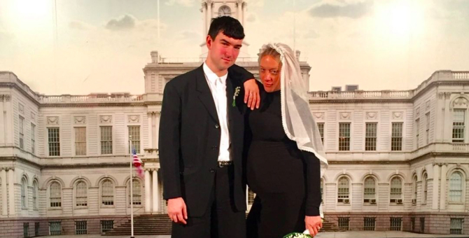 Хлоя Севиньи поделилась снимком со своей тайной свадьбы, состоявшейся год назад