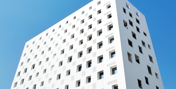 Ученые из США создали белую краску, которая помогает охлаждать здания