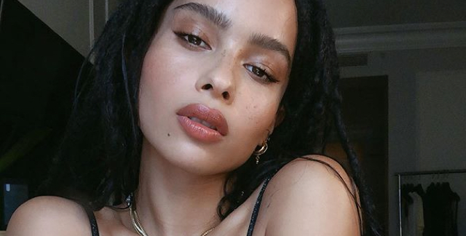 Зои Кравиц анонсировала старт продаж нюдовой помады из коллаборации с YSL Beauty