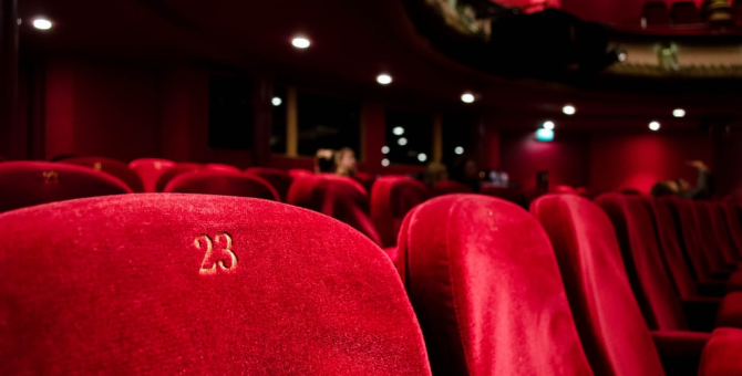 Зрителей в театрах будут рассаживать в шахматном порядке