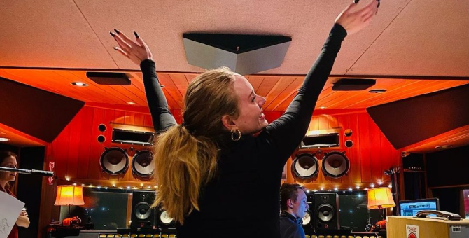 На Okko можно посмотреть запись секретного концерта Адель