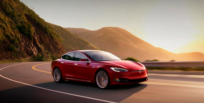 Tesla закроет часть розничных магазинов и снизит стоимость своих электромобилей