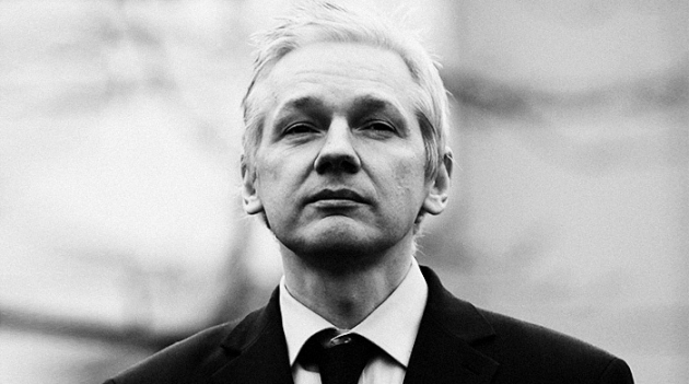 Создатель WikiLeaks примет участие в показе сына Вивьен Вествуд