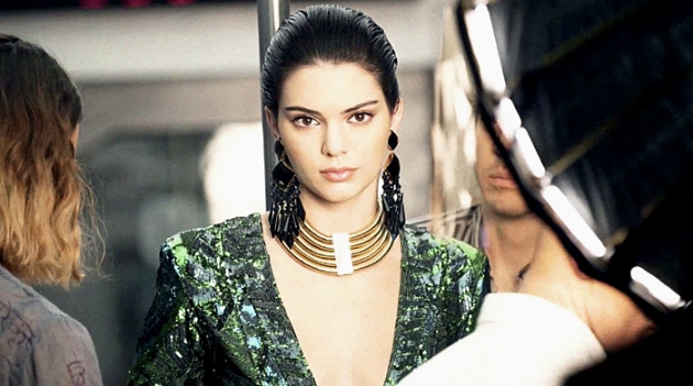 Кендалл Дженнер танцует в метро в видеокампании Balmain x H&M