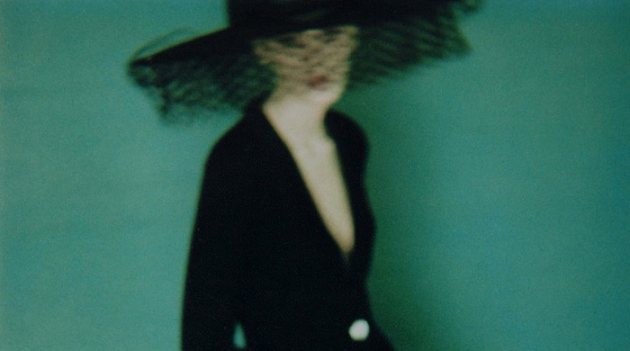 Выставка недели: \"О цвете\" — снимки Сары Мун в Лондоне