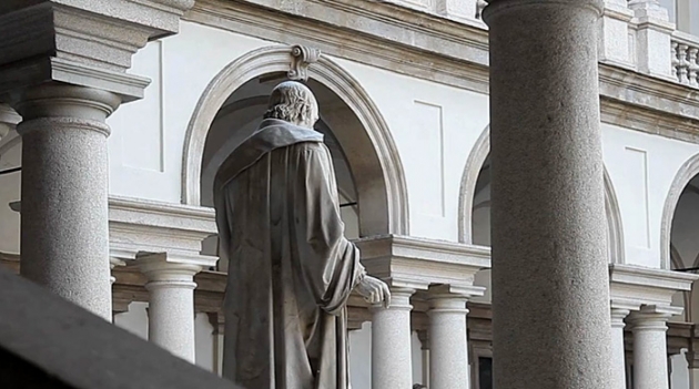 Студент сломал статую XIX века, снимая \"селфи\"