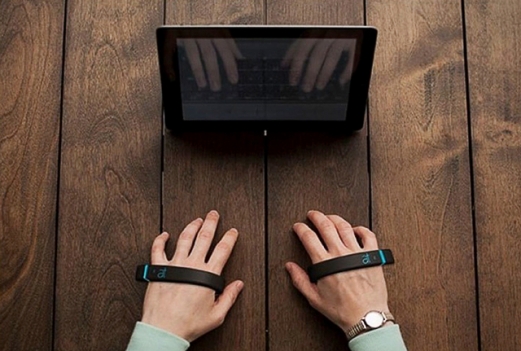 \"Невидимые\" наручники-клавиатура AirType