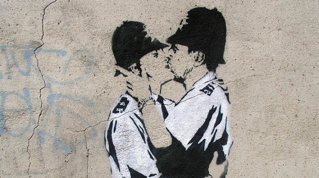 \"Целующиес­я констебли\"­ Бэнкси проданы за $575 тысяч