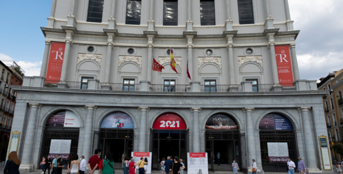 Королевский театр в Мадриде открылся с оркестром в масках