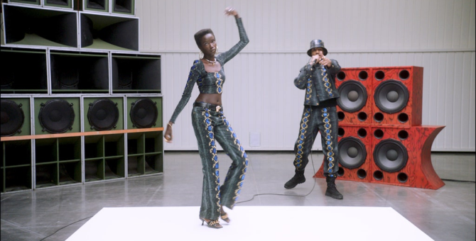 Versace представляет новую коллекцию с рэпером AJ Tracey