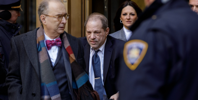 Жертвам Харви Вайнштейна предлагали компенсацию в 19 миллионов долларов. Суд счел это несправедливым