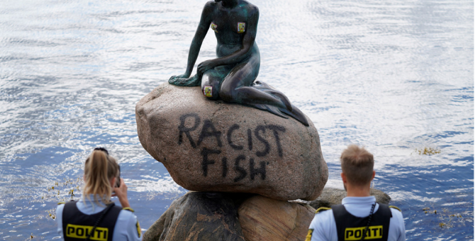 На статуе Русалочки в Копенгагене появилась надпись «Расистская рыба»
