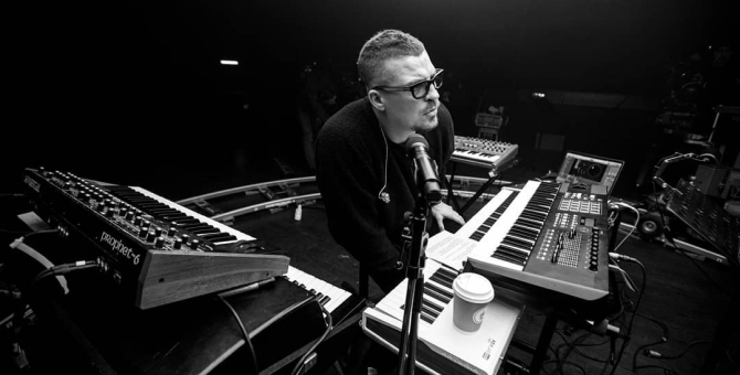 Лидер группы Therr Maitz со сцены фестиваля традиционных ценностей «Скрепа» поддержал ЛГБТ-сообщество