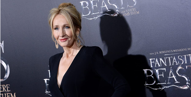Пользователи Twitter массово желают смерти Джоан Роулинг. Они ввели хештег #RIPJKRowling