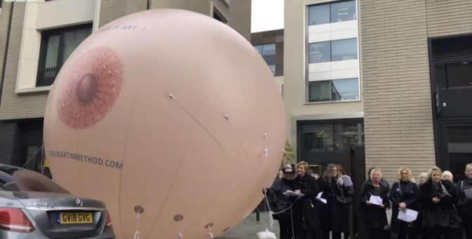 Огромную грудь установили во время протеста против цензуры у главного офиса Facebook