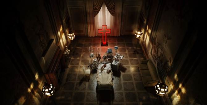 Джуд Лоу многозначительно улыбается во втором трейлере «Нового папы»