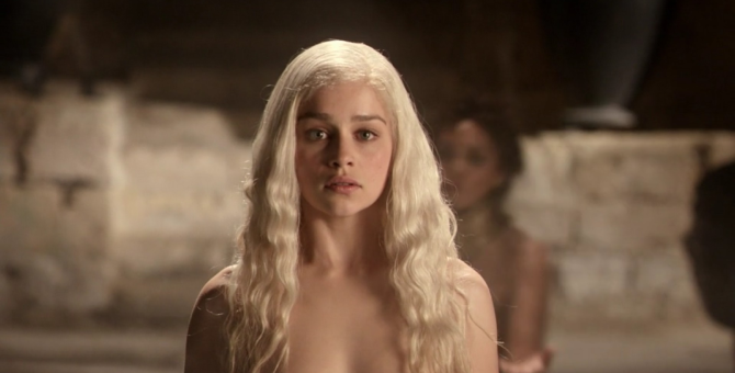 В Великобритании ввели правила для съемки сексуальных сцен после заявления Эмилии Кларк