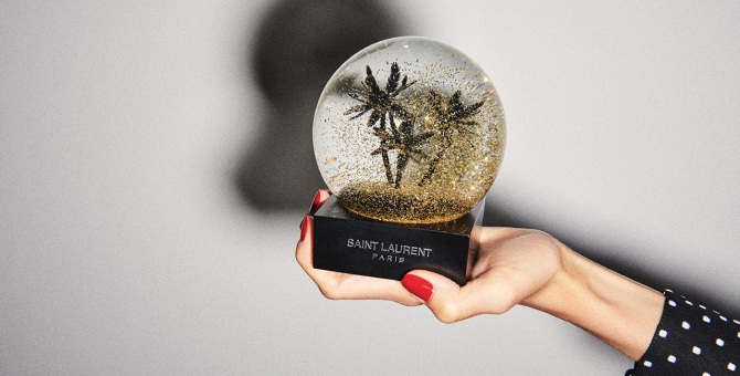 Saint Laurent выпустил рождественские подарки и украшения