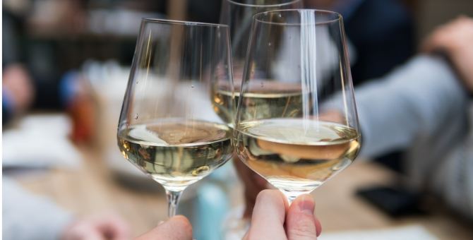 Российское вино хотят продавать до полуночи