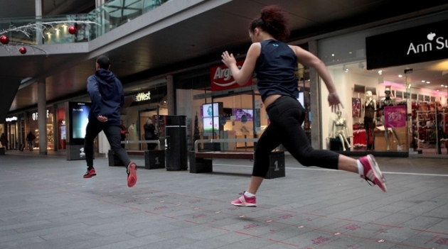 В Ливерпуле появились дорожки для спешащих пешеходов