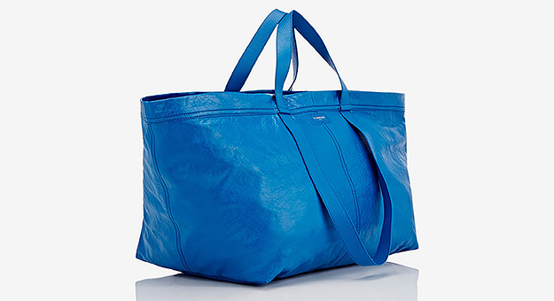 Balenciaga выпустила синюю сумку, как у IKEA