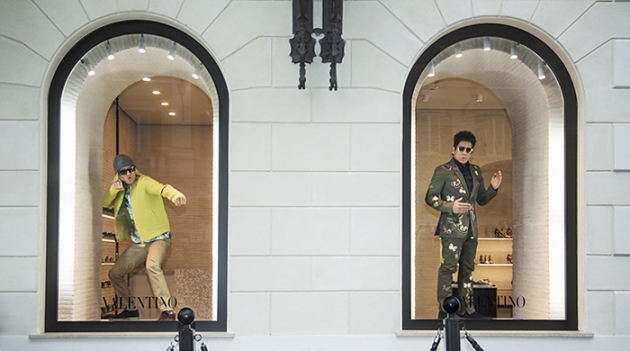 Дерек Зуландер и Гензель МакДональд в витринах Valentino