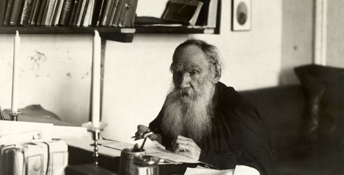 «Ясная Поляна» запустила бот «Спроси Толстого», формулирующий ответы из цитат писателя