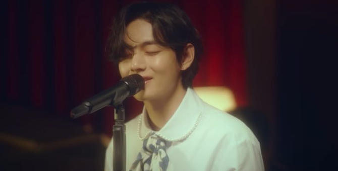 Ви из BTS выпустил кавер на песню «It's Beginning to Look a Lot Like Christmas»