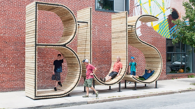 Автобусная остановка в форме букв BUS в штате Балтимор