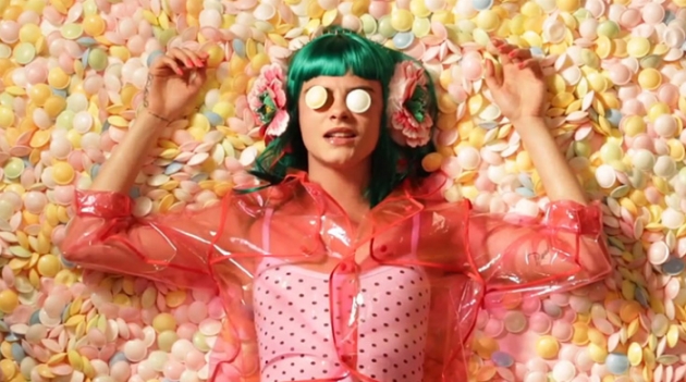 Девочка с зелеными волосами: фрик-караоке с Карой Делевинь