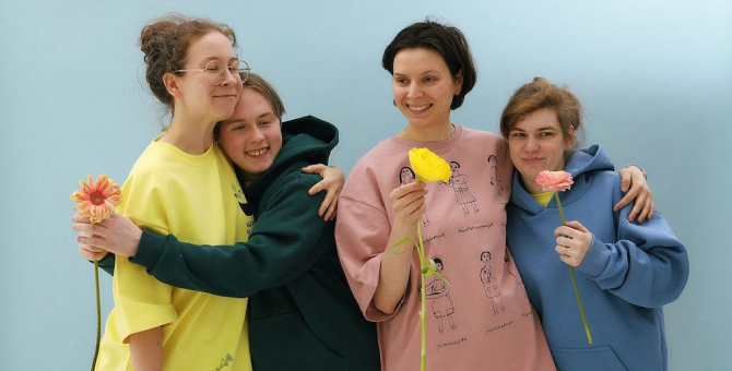 Инклюзивные мастерские «Простые вещи» выпустили коллекцию одежды на тему женских прав