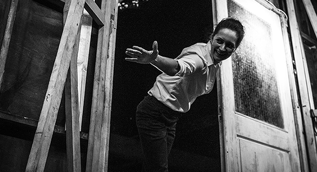 Первые кадры из книги «Гоголь-центра» о жизни за кулисами