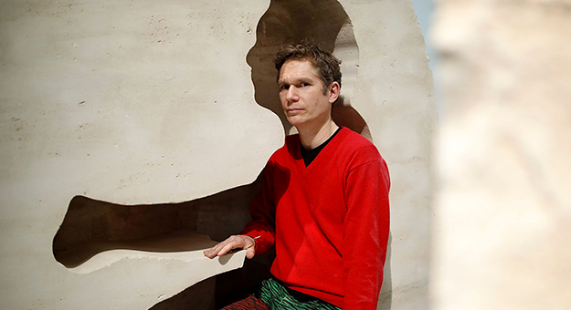 Художник провел неделю внутри полого камня