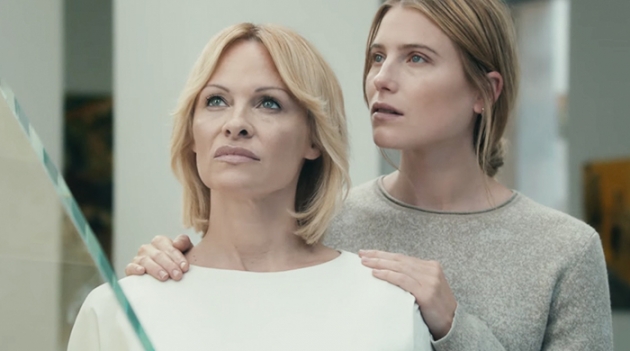 Памела Андерсон и Дри Хемингуэй в короткометражном фильме Connected