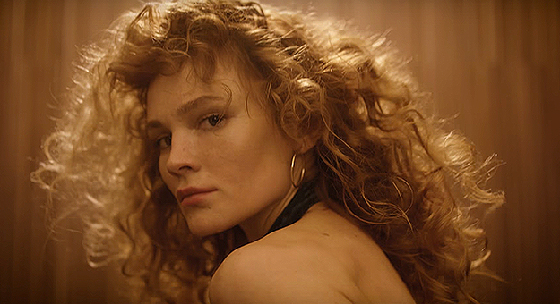 Золото и танцы в новом клипе Charusha