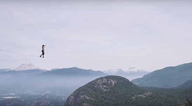 Над пропастью и без страховки: новый рекорд в ходьбе по канату