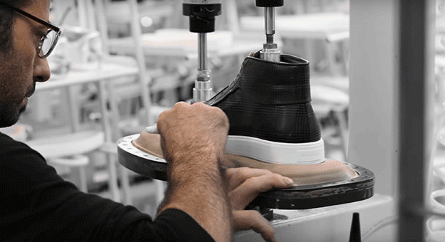 Видео дня: как создаются кеды Dior Homme