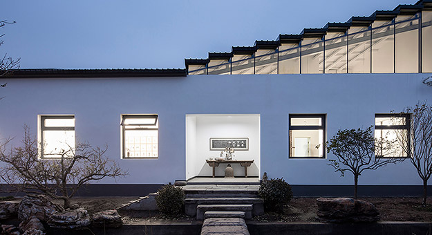 Китайский художник превратил заброшенный завод в галерею