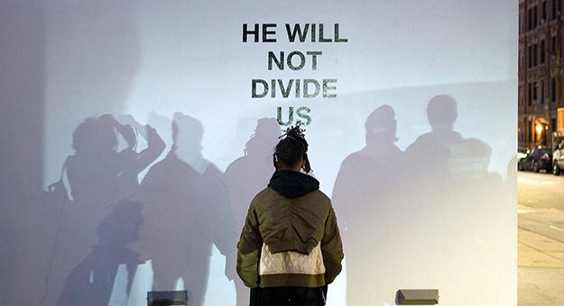 Шайа ЛаБаф объявил 4-летний протест против Трампа