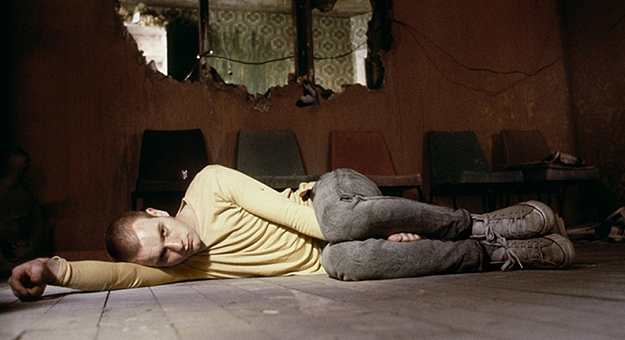 Звезда «На игле» считает, что фильм ввел моду на узкие джинсы