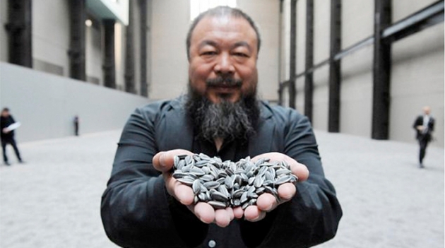 Опальному художнику Ай Вэйвэю вернули паспорт